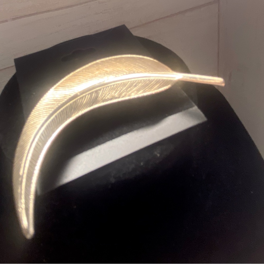 Women’s Silver tone feather pin unmarked vintage